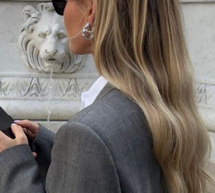 MOMS; ZO VOORKOM JE DAT GEKLEURD HAAR SNEL VERVAAGT