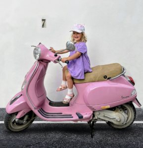 Waarom een bromfiets het perfecte vervoermiddel is voor drukke gezinnen in de stad