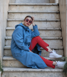 DE VEELZIJDIGHEID VAN EEN PARKA: VAN STIJLVOL OP HET SCHOOLPLEIN TOT CHIC FEESTJE