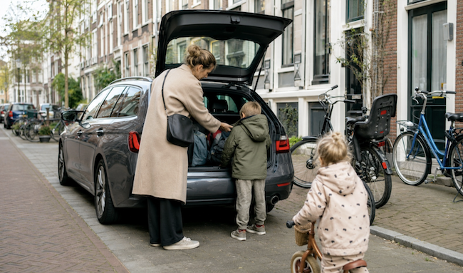EEN GEZINSAUTO IN DE STAD; HANDIG, DUUR EN SOMS GEWOON NODIG