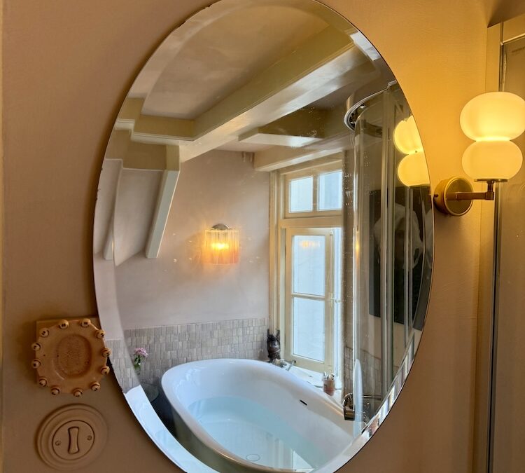 Hoe wij een en-suite badkamer creëerden mét bad op 6m2