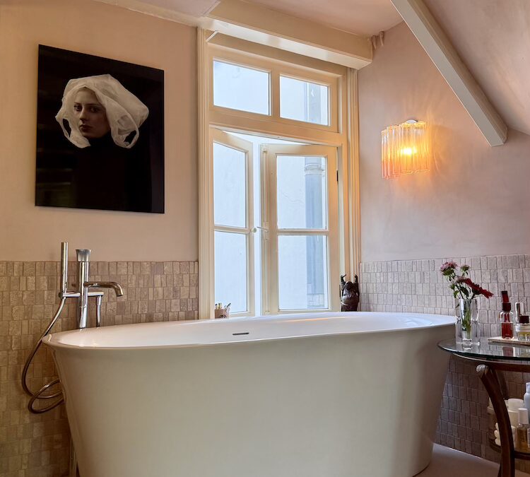 EEN BADKAMER WAAR HET HELE GEZIN BLIJ VAN WORDT: ZO PAK JE DAT AAN