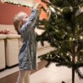 Een persoonlijke kerstboom met kinderen