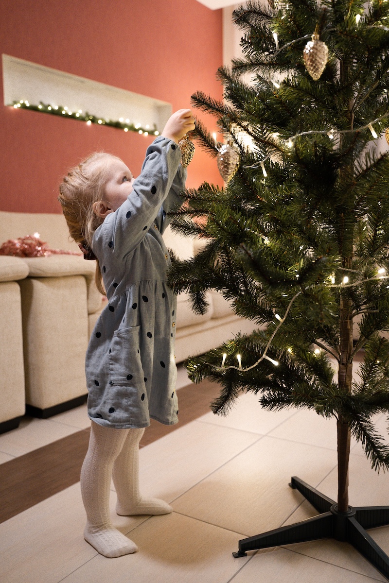 Een persoonlijke kerstboom met kinderen